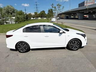 2021 Kia Rio IV Рестайлинг, белый, 1395000 рублей, вид 3