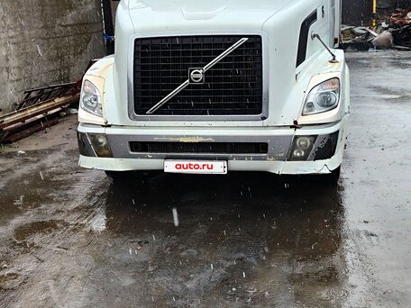 2005 Volvo VNL, белый, 2300000 рублей, вид 1