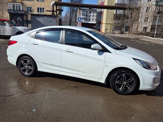 2013 Hyundai Solaris I, белый, 890000 рублей, вид 5