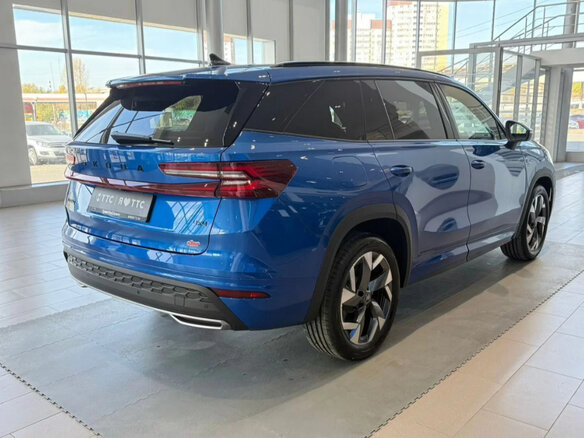 2025 Skoda Kodiaq II, синий, 7150000 рублей - вид 3