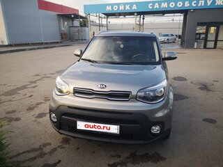 2017 Kia Soul II Рестайлинг, серебристый, 1650000 рублей, вид 1