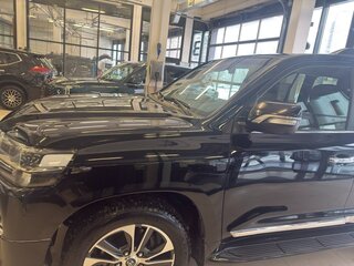 2020 Toyota Land Cruiser 200 Series Рестайлинг 2, чёрный, 8300000 рублей, вид 3