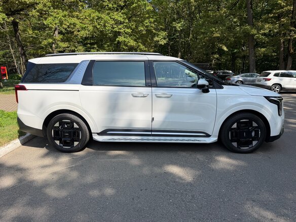 2025 Kia Carnival IV Рестайлинг, белый, 5800000 рублей - вид 9