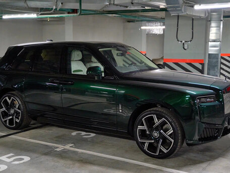 2026 Rolls-Royce Cullinan Black Badge I Рестайлинг (Series II), зелёный, 69000000 рублей, вид 2
