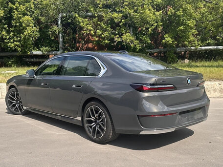 2025 BMW 7 серии 735i VII (G70), серый, 11970000 рублей, вид 2
