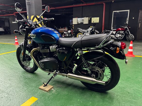 2023 Triumph Bonneville T100, синий, 1075000 рублей - вид 19