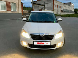 2013 Skoda Fabia II Рестайлинг, белый, 675000 рублей, вид 1