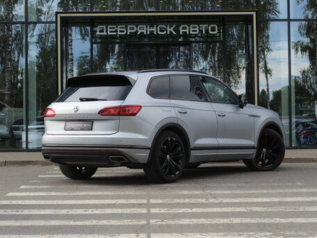 2020 Volkswagen Touareg III, серебристый, 7000000 рублей, вид 4