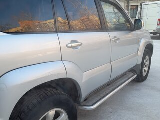 2007 Toyota Land Cruiser Prado 120 Series Рестайлинг, серебристый, 2300000 рублей, вид 4