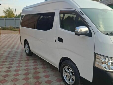 2017 Nissan NV350 Caravan I Рестайлинг, белый, 3300000 рублей, вид 3