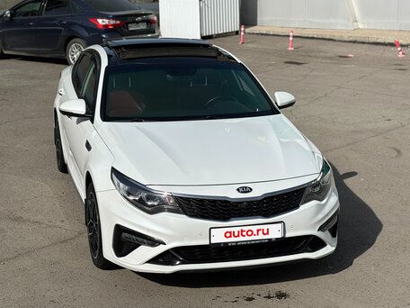 2019 Kia Optima IV Рестайлинг, белый, 2000000 рублей, вид 3