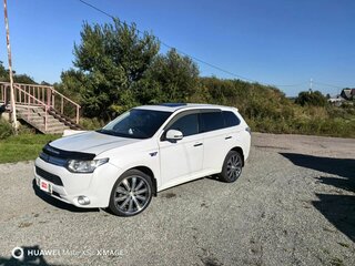 2013 Mitsubishi Outlander PHEV III, белый, 1530000 рублей, вид 3