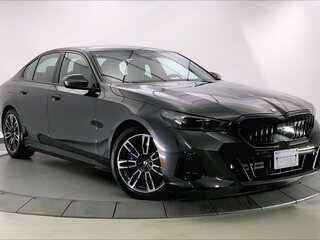 2025 BMW 5 серии 540i xDrive VIII (G60/G61/G68), чёрный, 9905909 рублей, вид 3