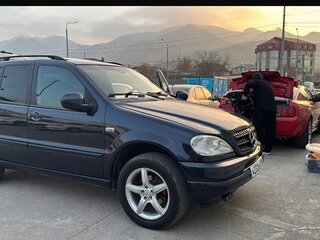 1999 Mercedes-Benz M-Класс 320 I (W163), чёрный, 750000 рублей, вид 1
