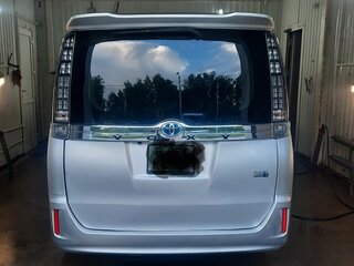 2014 Toyota Voxy III (R80), серебристый, 1800000 рублей, вид 3