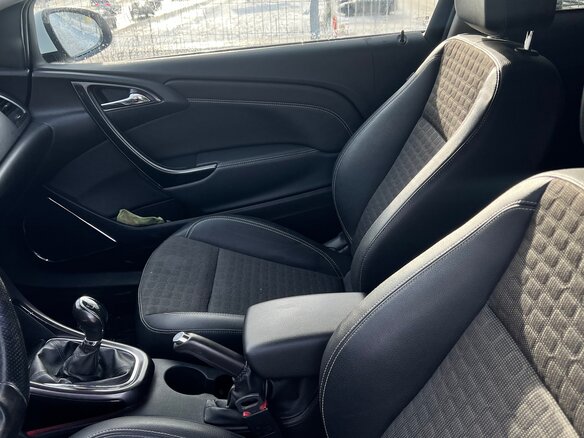 2013 Opel Astra GTC J Рестайлинг, белый, 840000 рублей - вид 13