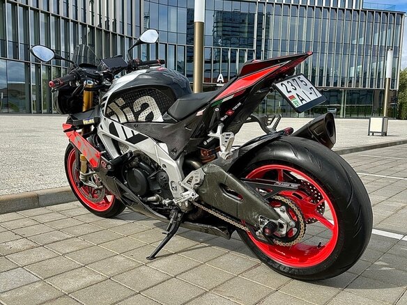 2018 Aprilia Tuono V4, красный, 999999 рублей - вид 1