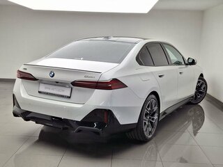 2025 BMW 5 серии 530i xDrive VIII (G60/G61/G68), белый, 9350000 рублей, вид 3