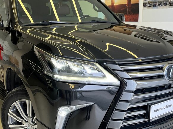 2017 Lexus LX 570 III Рестайлинг 2, чёрный, 7825000 рублей - вид 3