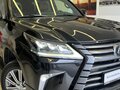 2017 Lexus LX 570 III Рестайлинг 2, чёрный, 7825000 рублей - вид 3