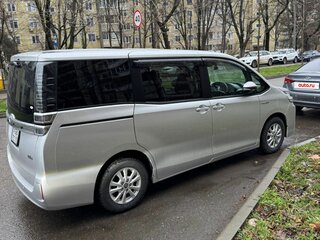 2019 Toyota Voxy III (R80) Рестайлинг, серебристый, 2350000 рублей, вид 3