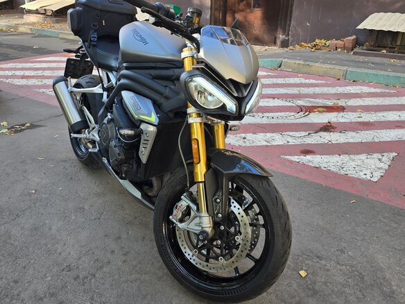 2021 Triumph Speed Triple, серый, 900000 рублей - вид 12