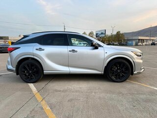 2025 Lexus RX 500h V, серебристый, 12399000 рублей, вид 4