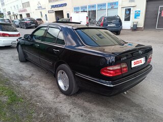 2001 Mercedes-Benz E-Класс 270 II (W210, S210) Рестайлинг, чёрный, 700000 рублей, вид 4