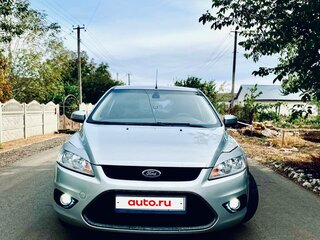 2010 Ford Focus II Рестайлинг, серебристый, 650000 рублей, вид 3
