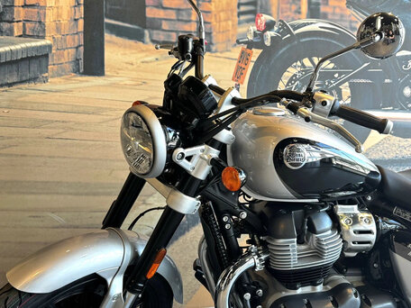 2026 Royal Enfield Super Meteor, серый, 773000 рублей, вид 3