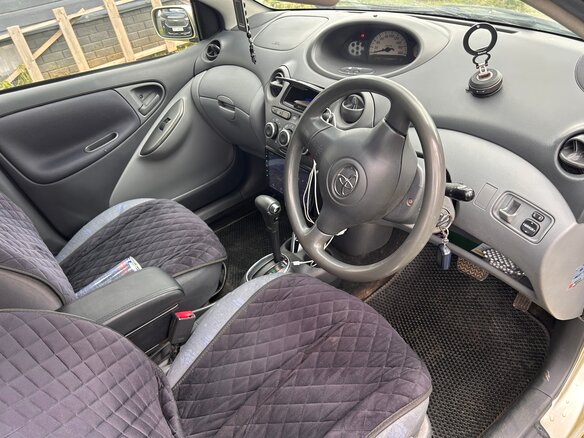 2002 Toyota Vitz I (P10), серый, 350000 рублей - вид 19