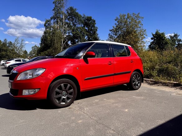 2010 Skoda Fabia II Рестайлинг, красный, 690000 рублей - вид 1