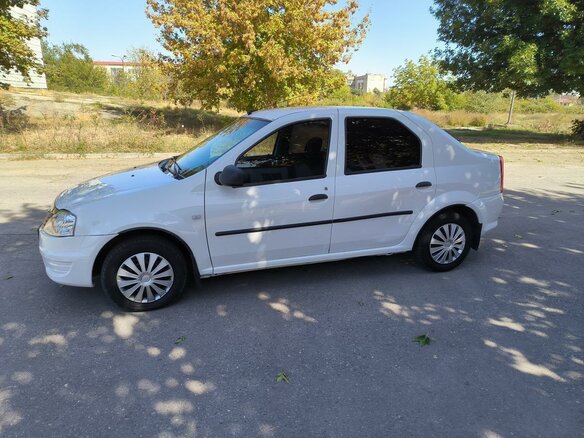 2011 Renault Logan I Рестайлинг, белый, 350000 рублей - вид 2