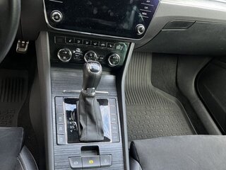2019 Skoda Superb III Рестайлинг, белый, 2400000 рублей, вид 4