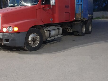2003 Freightliner Century Class, красный, 1600000 рублей, вид 2