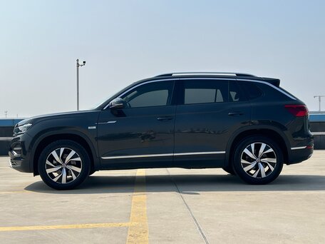 2022 Volkswagen Tayron I, чёрный, 2371000 рублей, вид 2