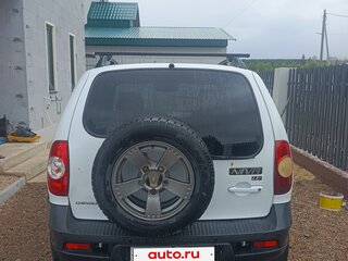 2017 Chevrolet Niva I Рестайлинг, белый, 700000 рублей, вид 3