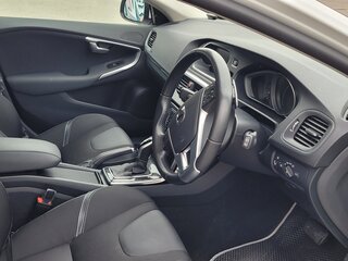 2017 Volvo V40 II Рестайлинг, белый, 1700000 рублей, вид 4