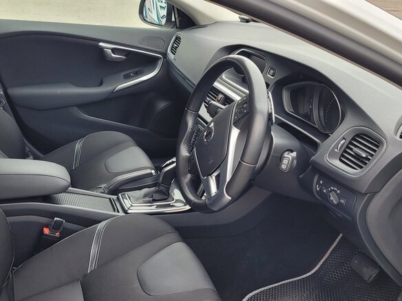 2017 Volvo V40 II Рестайлинг, белый, 1650000 рублей - вид 3
