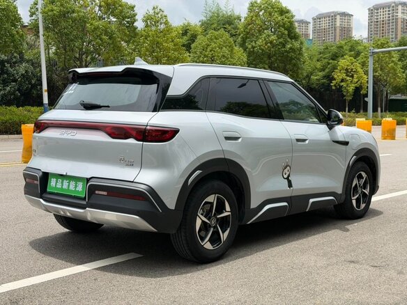 2025 BYD Yuan Up 45.12 kWh, серый, 1770000 рублей - вид 2