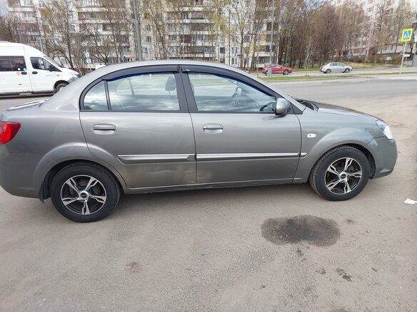 2011 Kia Rio II Рестайлинг, серый - вид 2