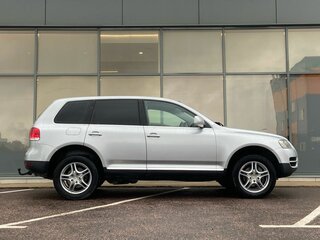 2006 Volkswagen Touareg I, серебристый, 565000 рублей, вид 3