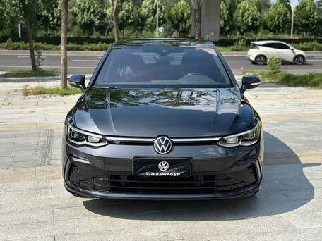2023 Volkswagen Golf VIII, серый, 1960000 рублей, вид 3