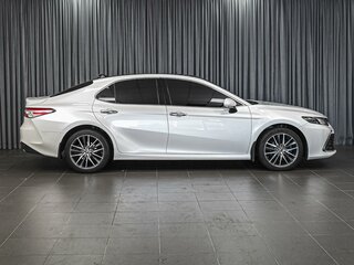 2022 Toyota Camry VIII (XV70) Рестайлинг, белый, 3105000 рублей, вид 5
