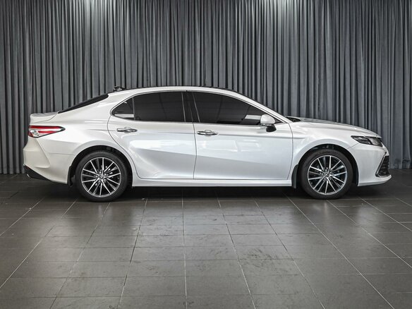 2022 Toyota Camry VIII (XV70) Рестайлинг, белый, 3075000 рублей - вид 4