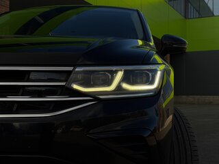 2021 Volkswagen Tiguan II Рестайлинг, чёрный, 4250000 рублей, вид 4