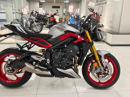2026 Triumph Street Triple, серый, 1580000 рублей, вид 1
