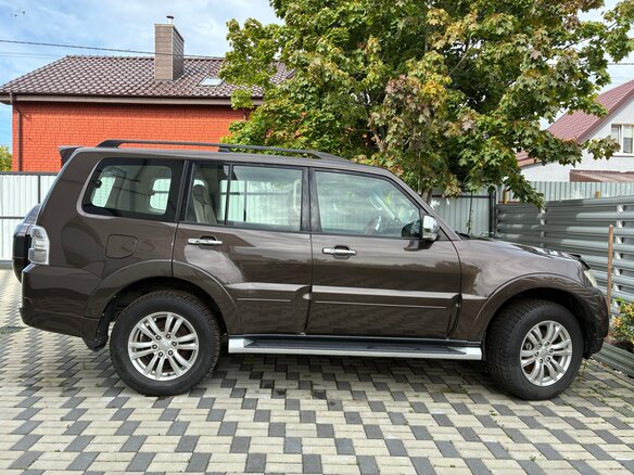 2017 Mitsubishi Pajero IV Рестайлинг 2, коричневый, 3300000 рублей - вид 1