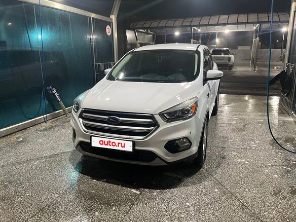 2017 Ford Kuga II Рестайлинг, белый, 1750000 рублей