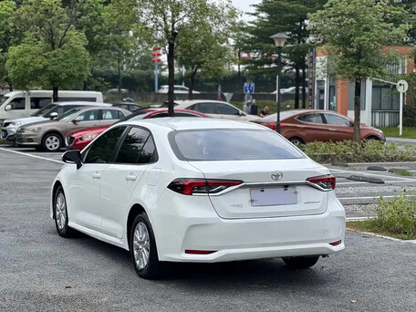 2022 Toyota Corolla XII (E210), белый, 1350000 рублей, вид 3